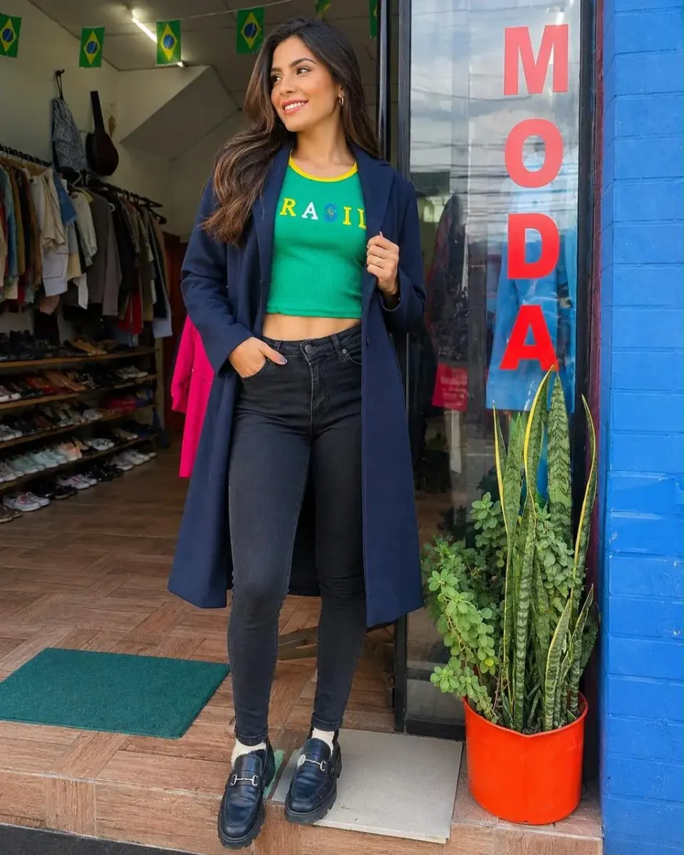 Sobretudo azul-marinho: Sobretudo longo azul-marinho, Cropped verde, Calça jeans preta skinny, Mocassim preto tratorado